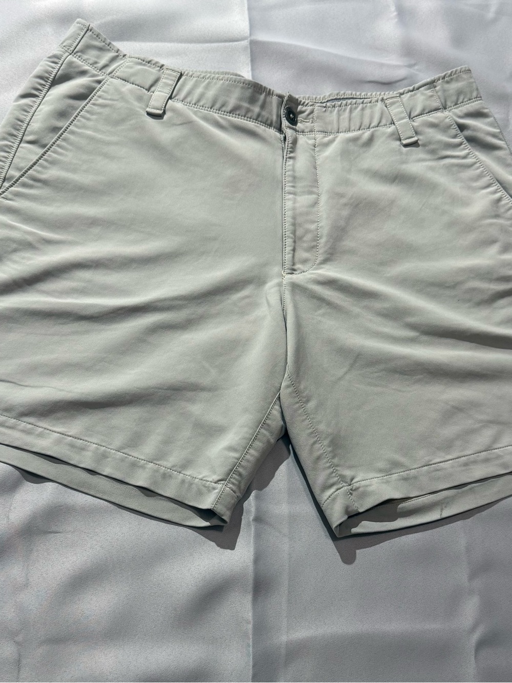 Under Armour Men's Light Gray Flat-Front Performance Shorts
